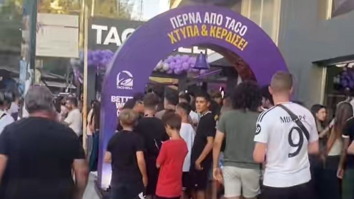 Απίστευτη ουρά στα εγκαίνια του καταστήματος Taco Bell στο Χαλάνδρι (video)
