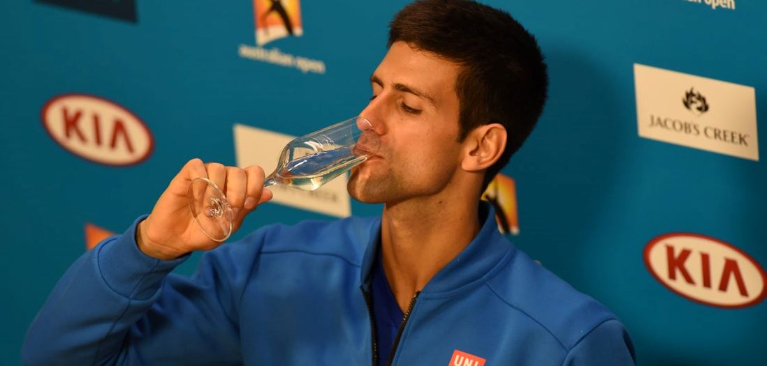 Ο Novak Djokovic αφήνει σιγά σιγά τη ρακέτα και πιάνει το κρασί