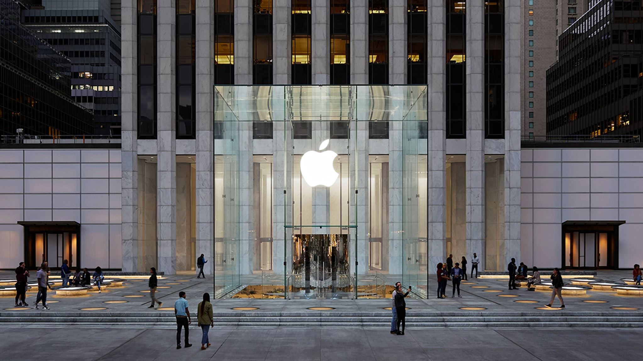 Το θρυλικό κατάστημα της Apple στη Νέα Υόρκη άνοιξε ξανά τις πύλες του