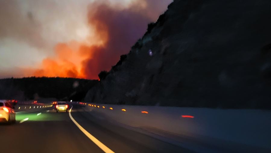 Συνεχίζεται η μάχη με τις φλόγες σε Αίγιο, Κέρκυρα, Κάρυστο, Ρόδο και Υλίκη