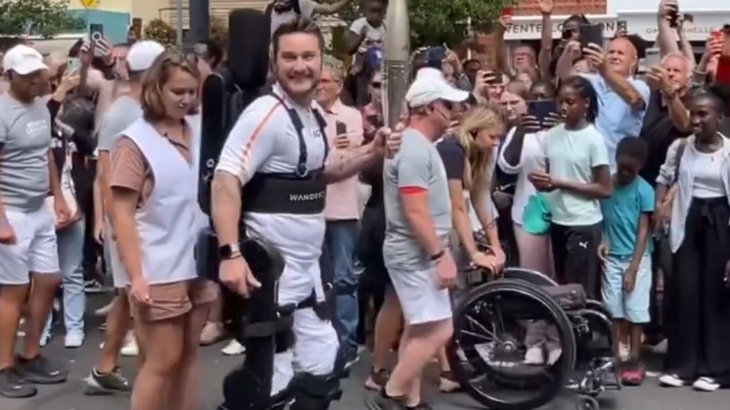 Η συγκλονιστική στιγμή που ένας παραπληγικός αθλητής περπατά ξανά ως λαμπαδηδρόμος στους Ολυμπιακούς Αγώνες 2024