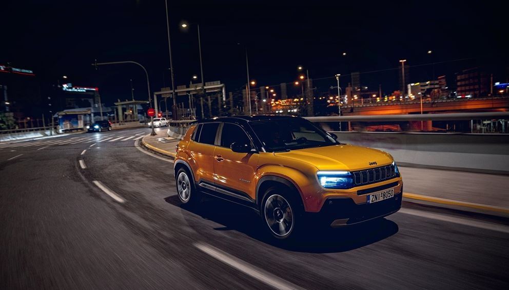 Βολτάροντας στη νυχτερινή Αθήνα με το ηλεκτρικό Jeep Avenger