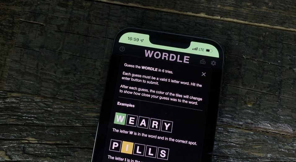 Τι είναι το Wordle με το οποίο έχει κολλήσει όλο το ίντερνετ