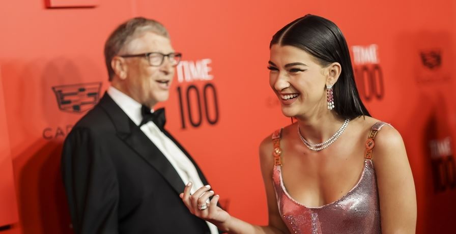 Η Phoebe Gates ποζάρει με μαγιό για πολύ σοβαρό λόγο