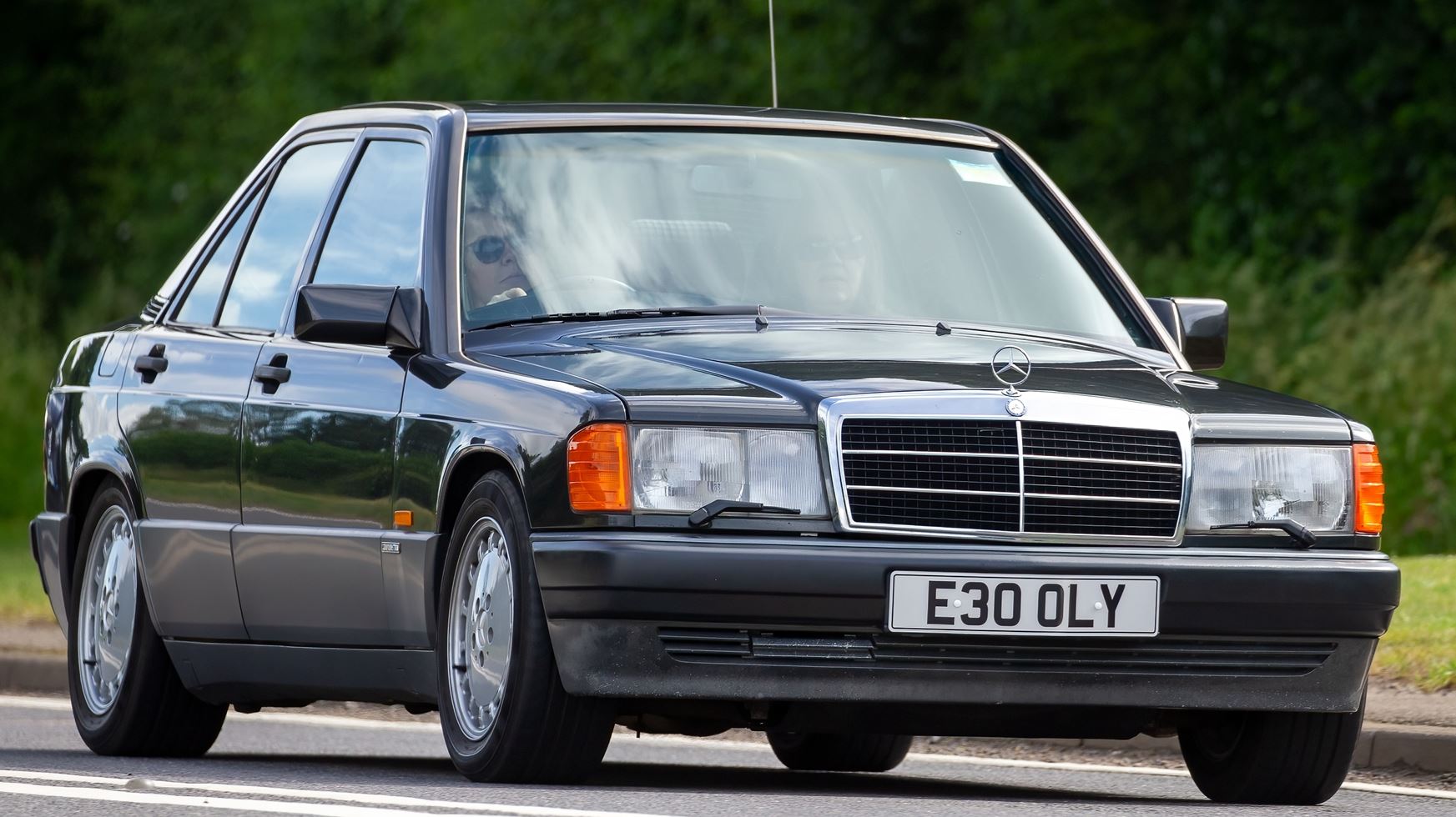 Πώς είναι να οδηγείς μία κλασική Mercedes-Benz 190E εν έτει 2023 και ενώ ανήκεις στη Gen Z;