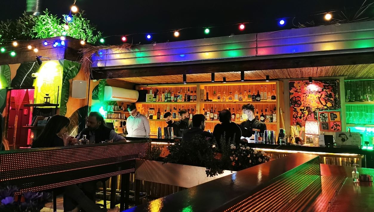 Λοκάλι, στην ταράτσα με αγαύη