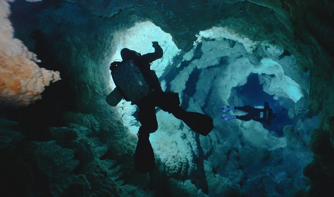 Underwonder, η νέα σειρά ντοκιμαντέρ της Cosmote TV 'βουτά' στα υποβρύχια σπήλαια της Ελλάδας