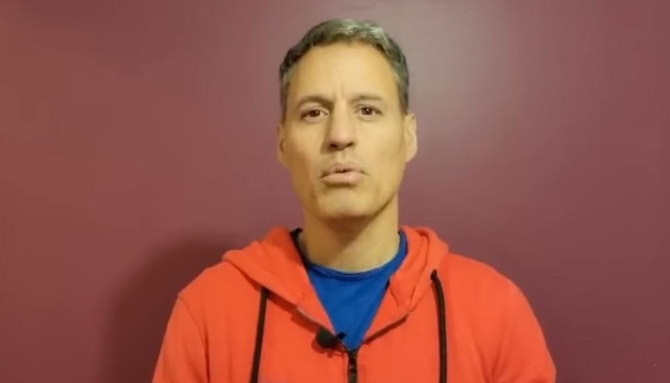 Ο Γρηγόρης Πετράκος λέει πως κάνει εμετό στη μούρη μας