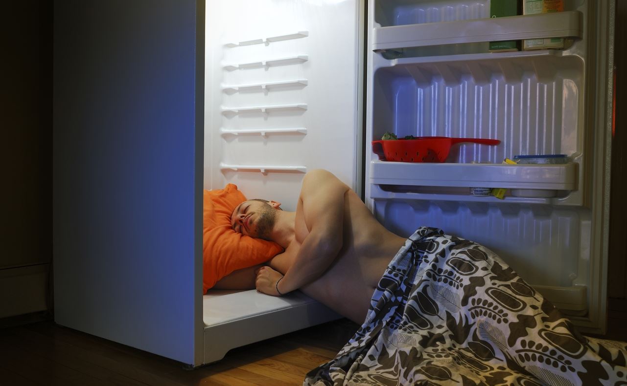 Τα μυστικά για να κοιμάσαι χωρίς να βασανίζεσαι από τη ζέστη