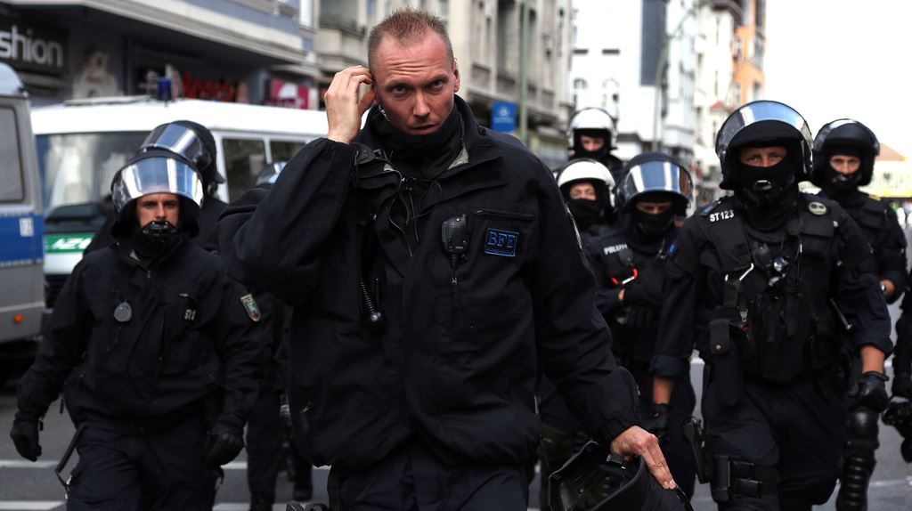 Γερμανός αστυνομικός γονατίζει στον λαιμό ανηλίκου κατά την προσαγωγή