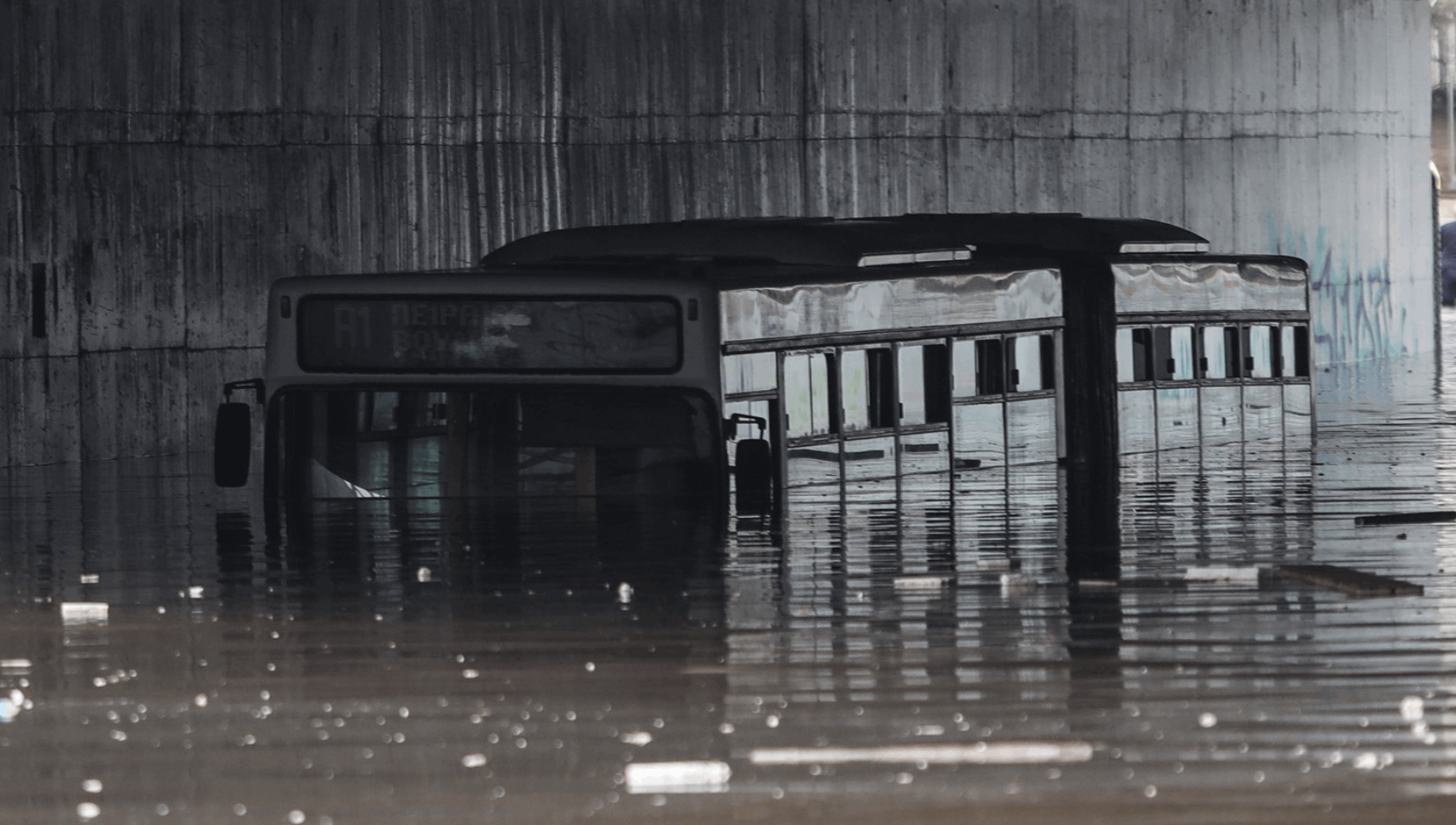 Το βυθισμένο λεωφορείο της Λ. Ποσειδώνος κάνει το γύρο του κόσμου