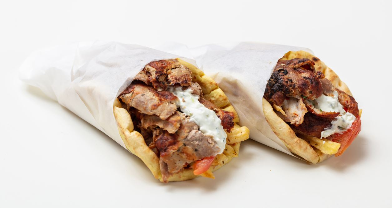 Γιατί πληρώνουμε πια τόσο ακριβά (και) το σουβλάκι