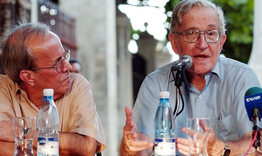O Noam Chomsky δεν πολυσυμπαθεί το ChatGPT