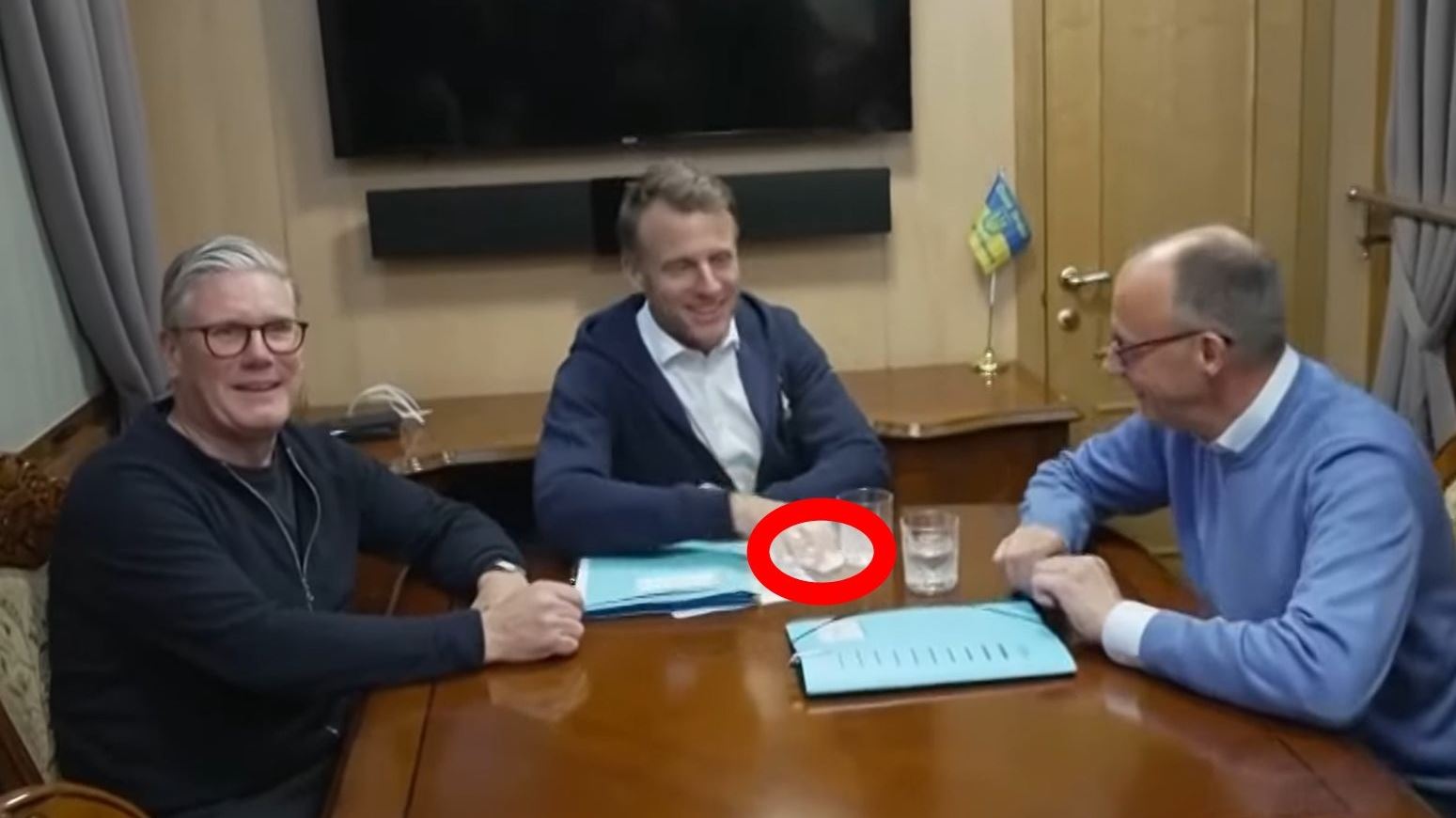 Τι χαρτάκι έκρυψε τελικά ο Emmanuel Macron στο βίντεο που έχει γίνει viral;