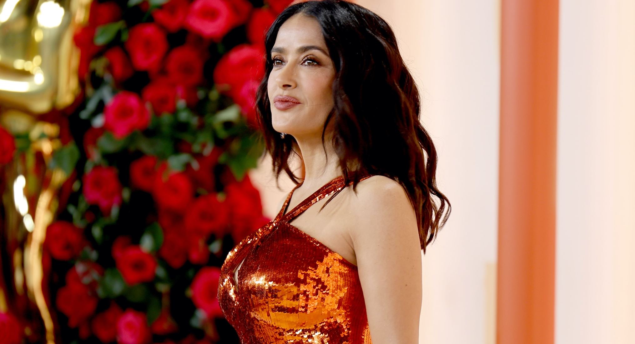 Η Salma Hayek υποδέχθηκε από τώρα το καλοκαίρι με μαύρο μπικίνι