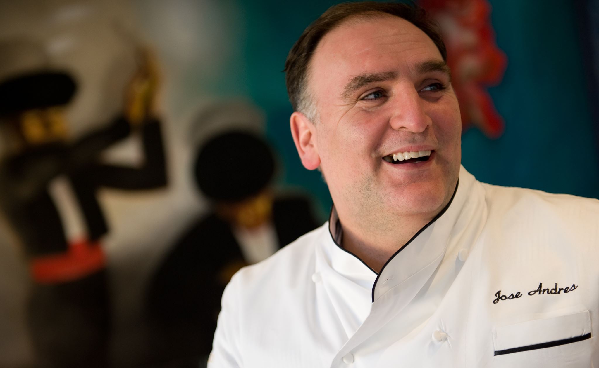 Ο Jose Andres μαγειρεύει για όλους τους σωστούς λόγους