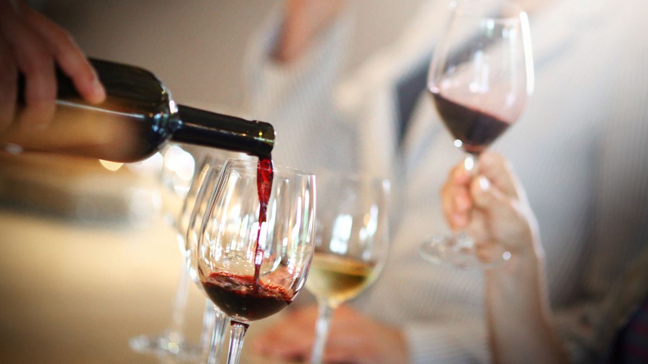 Το σερβίρισμα του κρασιού από έναν expert
