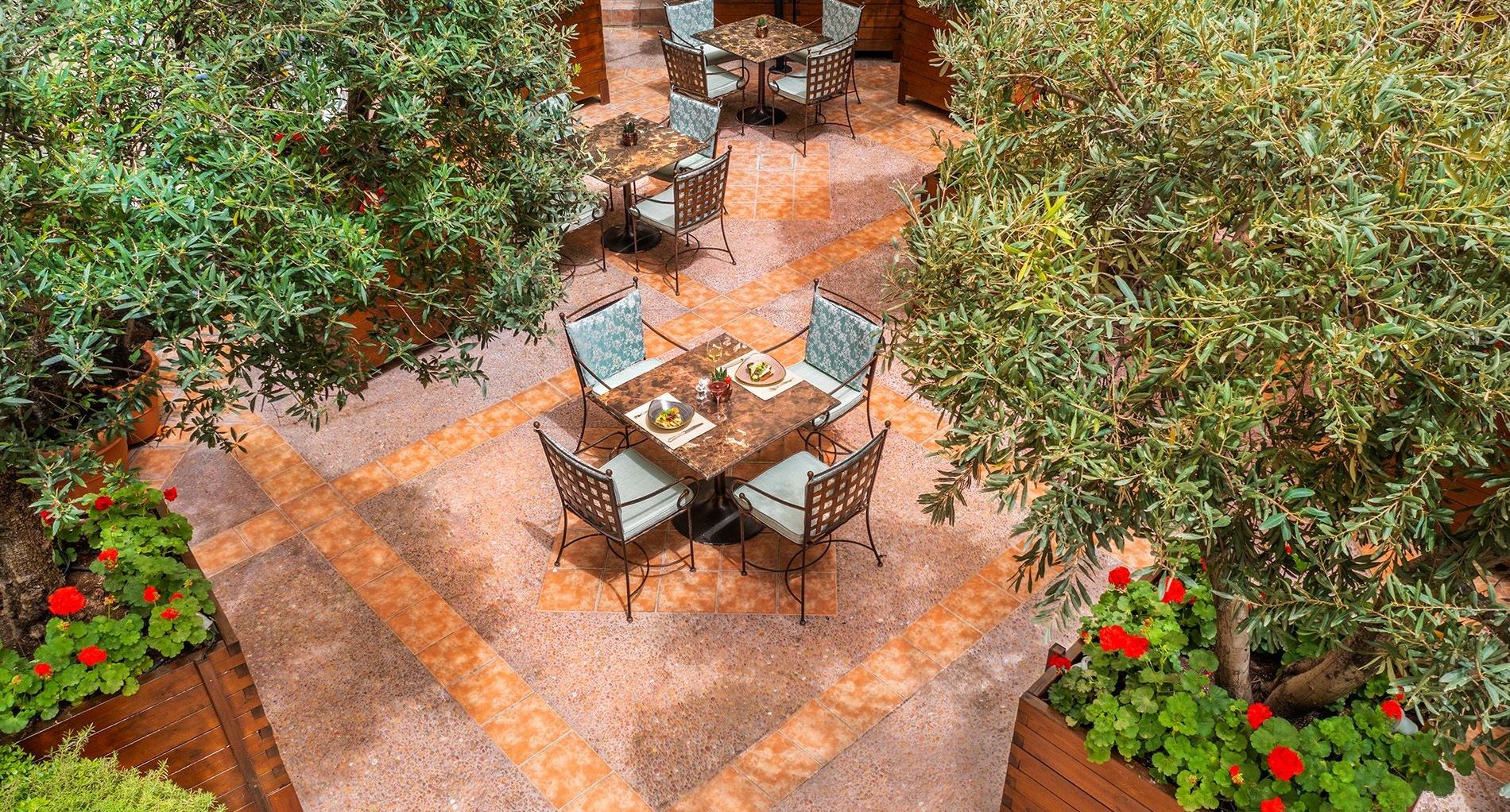 Ένας μυστικός κήπος στο αίθριο του Alexander’s Lounge