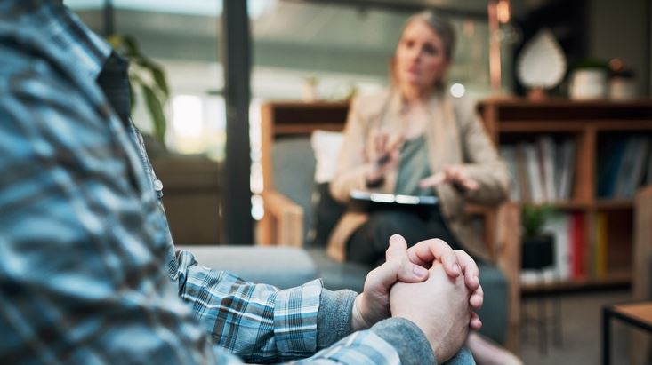 Όλοι οι άντρες χρειάζονται ψυχοθεραπεία, σύμφωνα με τις εφαρμογές γνωριμιών