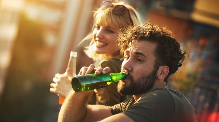 Γιατί δεν πρέπει να πιείς αλκοόλ μετά το εμβόλιο