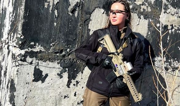 Anastasiia Lenna, η Μις Ουκρανία πήρε τ' 'οπλο της