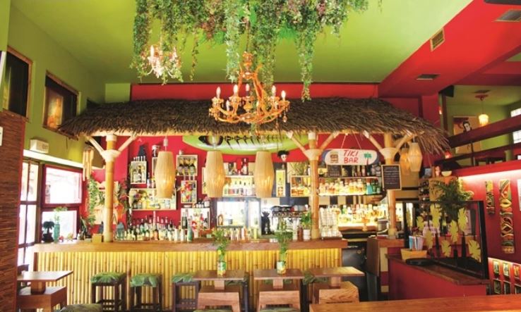Στο Tiki bar το κλίμα είναι τροπικό