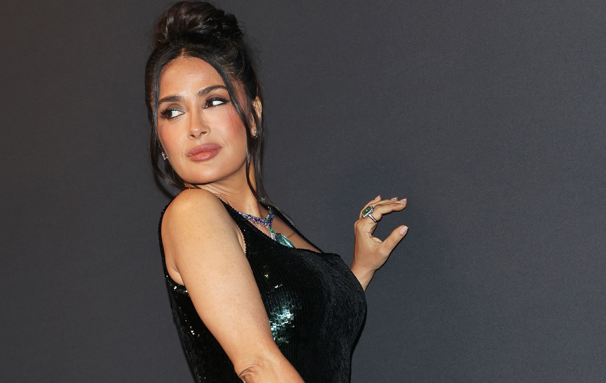 Βρήκαμε την πιο 'καυτή' εμφάνιση της Salma Hayek που δεν τη θυμάται κανείς (βίντεο)