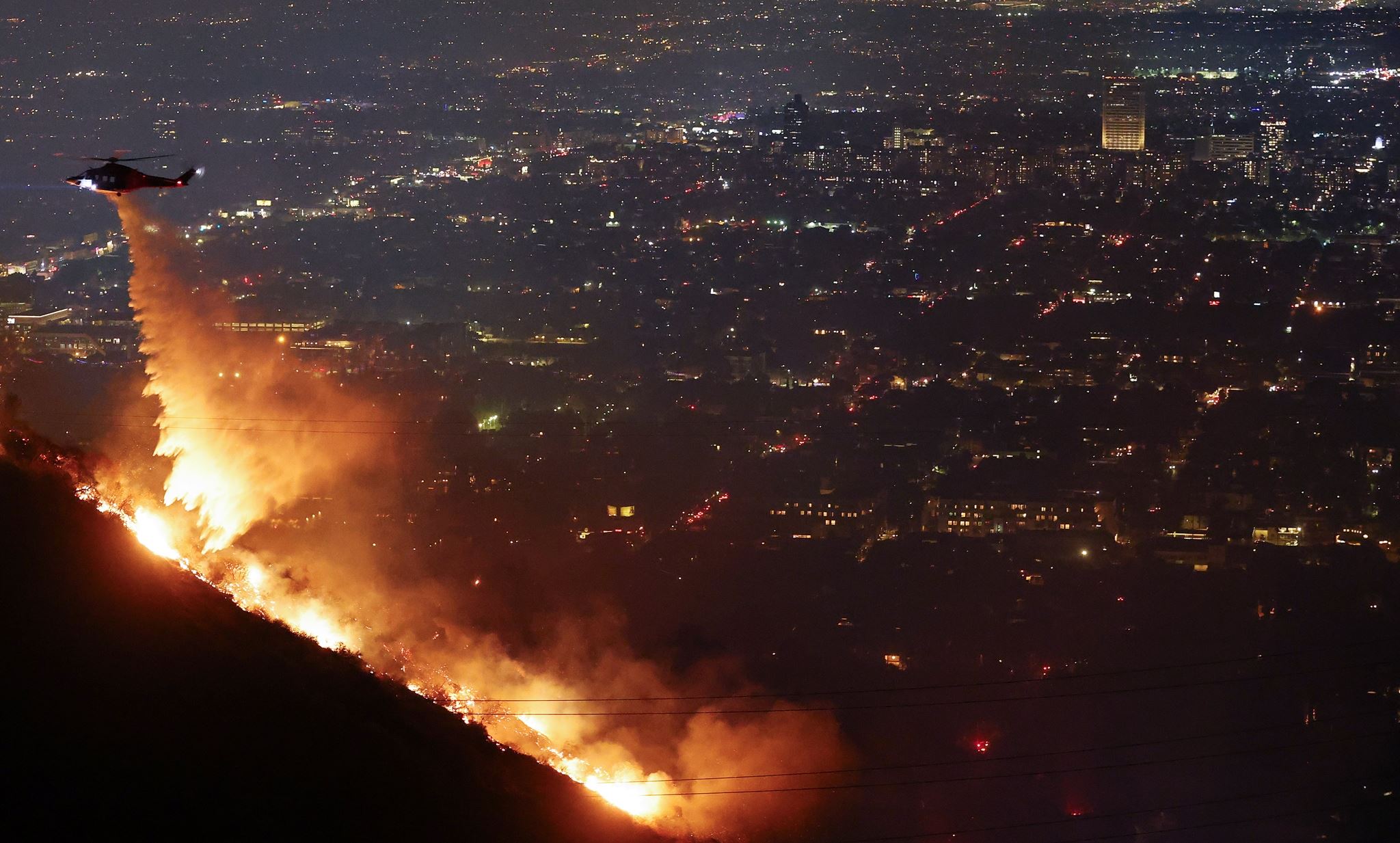 Φωτιά στο Λος Άντζελες: Πέντε νεκροί, 100.000 εγκατέλειψαν τα σπίτια τους