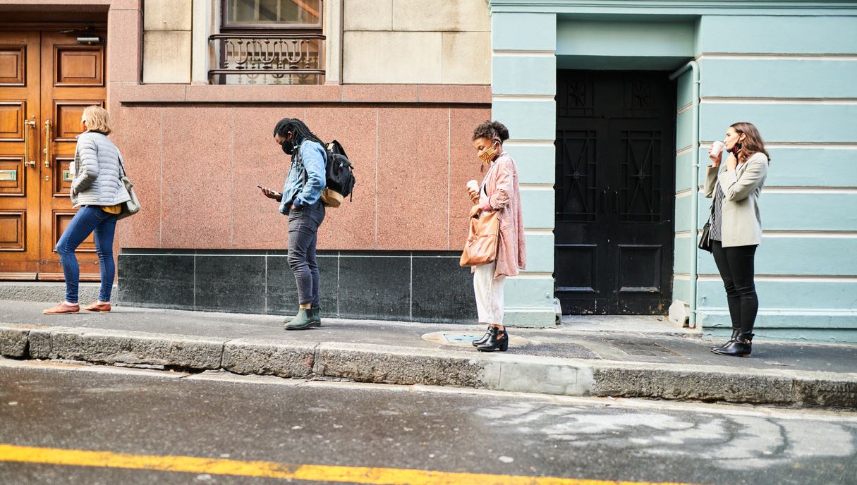 Γιατί δεν χαλαρώνουν τα μέτρα κατά του κορονοϊού στην Ελλάδα