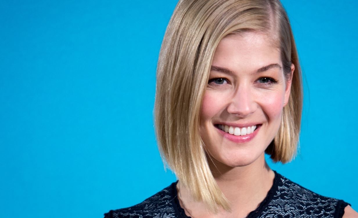 Rosamund Pike, η σοφιστικέ Sharon Stone της γενιάς της