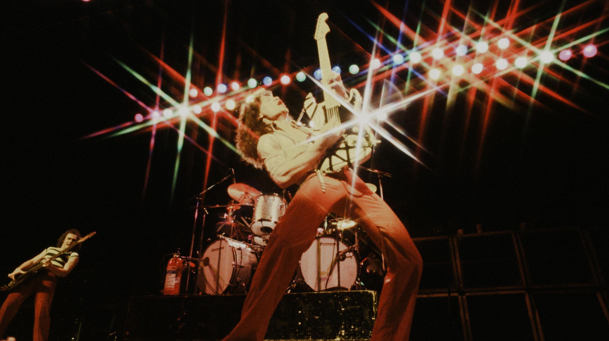 Στο σφυρί δύο ηλεκτρικές κιθάρες του Eddie Van Halen