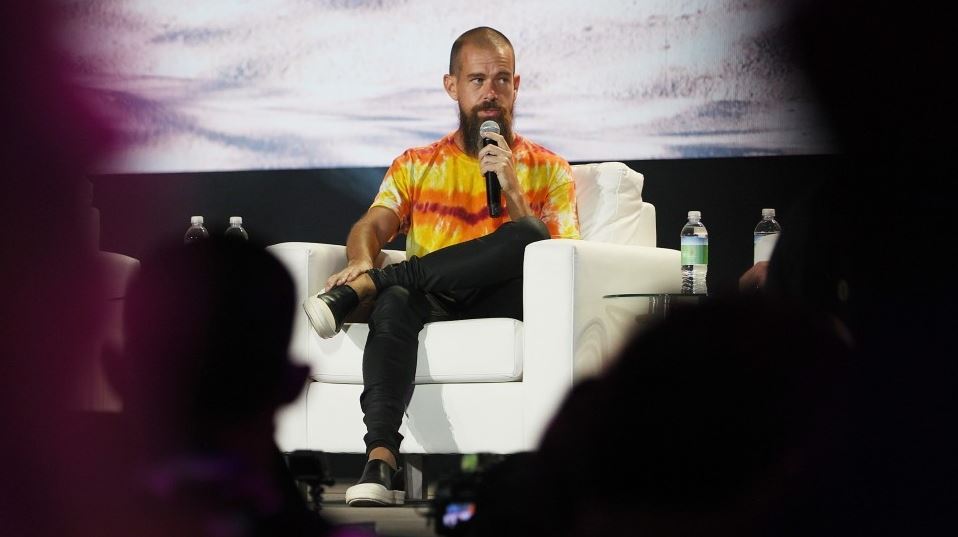 Όσο ο Elon Musk διεκδικούσε το Twitter, ο Jack Dorsey ετοίμαζε την επιστροφή του