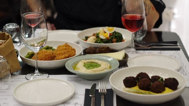 Στη Στοά Φιξ θα δοκιμάσεις τα πιο νόστιμα κεφτεδάκια της Αθήνας