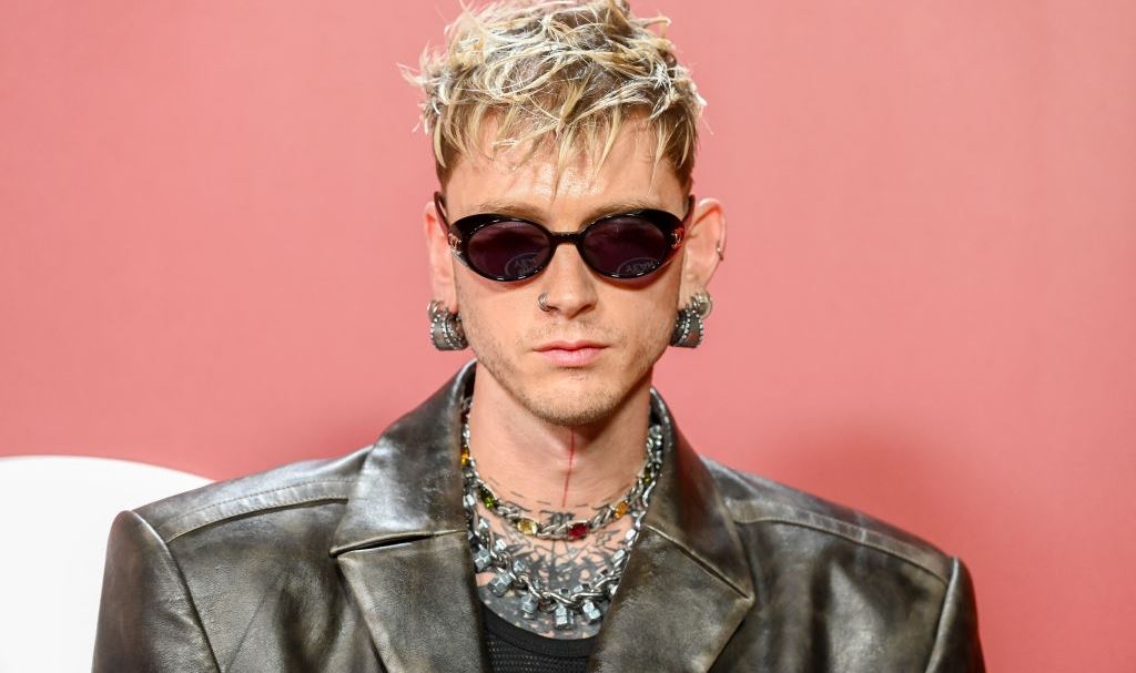 Όλοι μιλούν για το τατουάζ του Machine Gun Kelly που άλλαξε το σώμα του