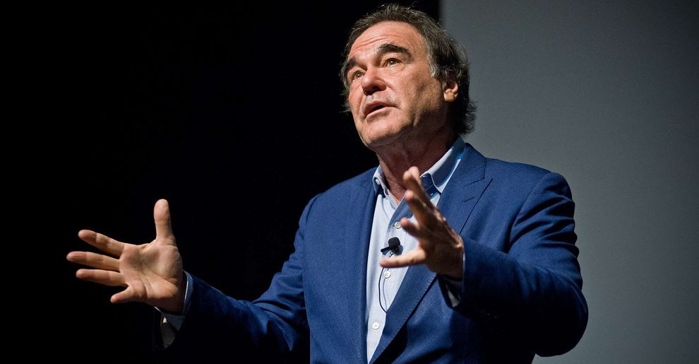 Ο Oliver Stone άλλαξε γνώμη για τη Barbie μέσα σε λίγες ώρες