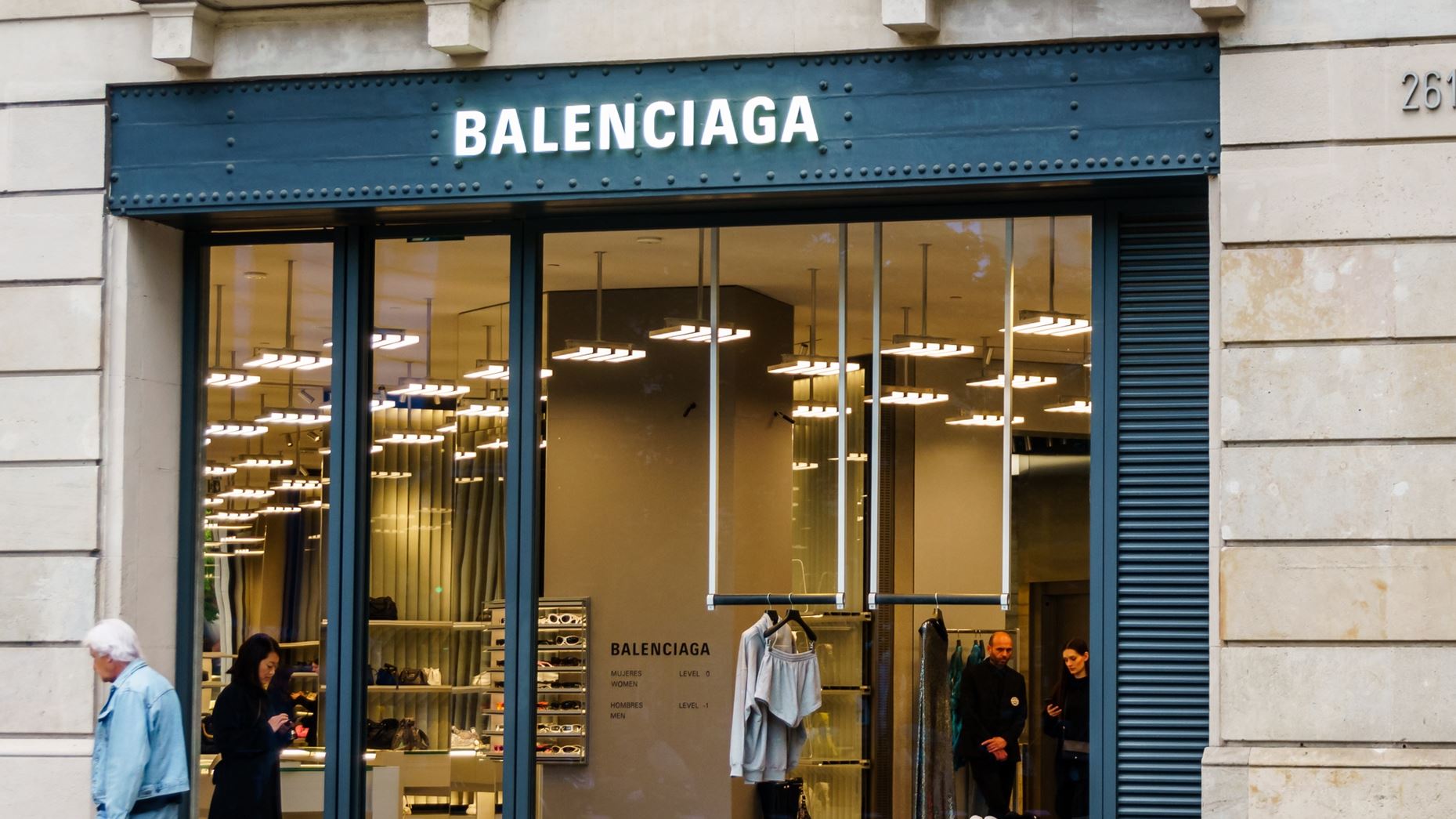 Η viral φούστα-πετσέτα της Balenciaga και το ανελέητο τρολάρισμα των ΙΚΕΑ
