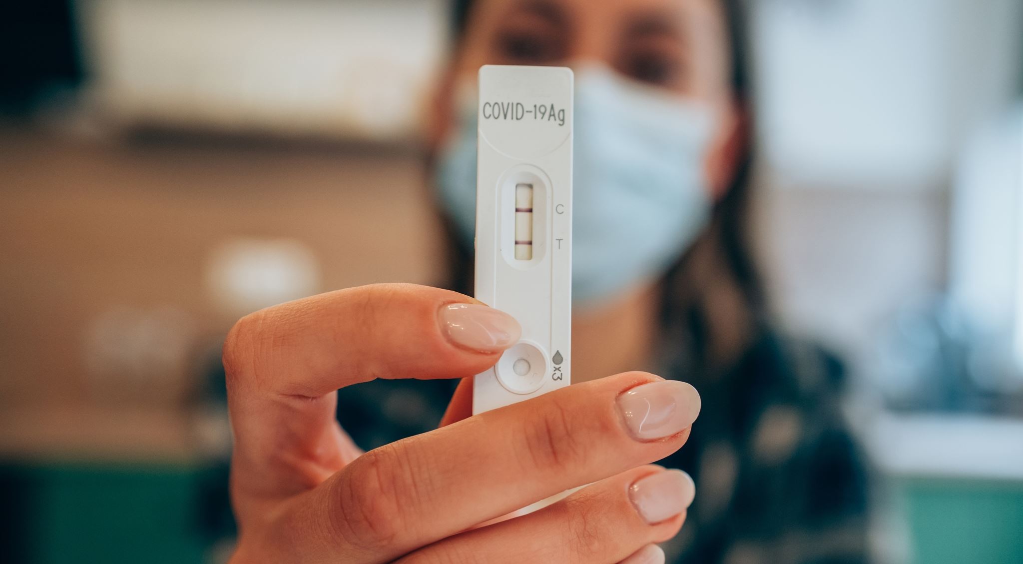 Κορονοϊός: Στο "κόκκινο" με 15.498 νέα κρούσματα