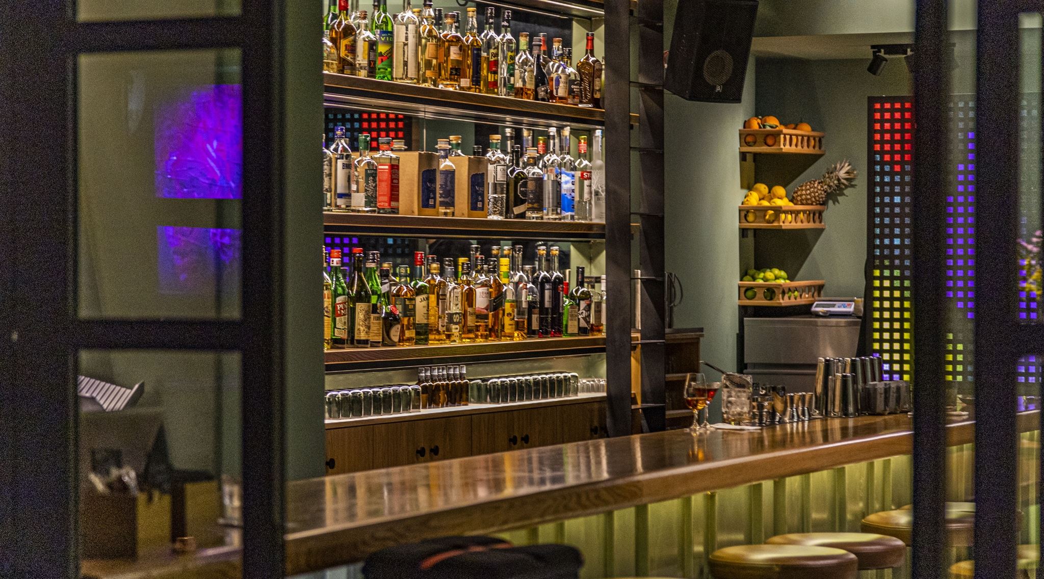 Το αθηναϊκό μπαρ που θα γούσταρε ο Charles Bukowski