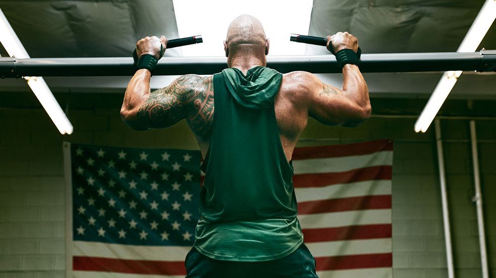 Μία εκρηκτική άσκηση για πλάτη από τον Dwayne Johnson