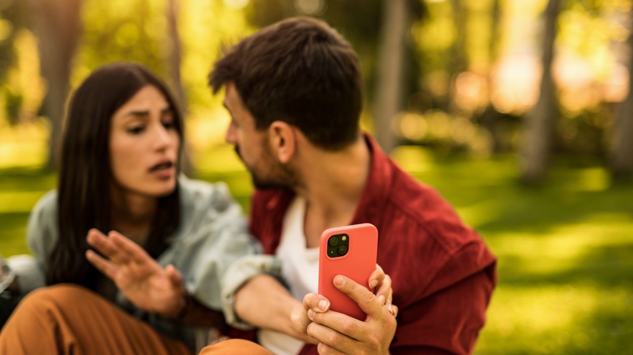 Τι είναι το Σύνδρομο του Οθέλλου και πώς καταστρέφει μια σχέση