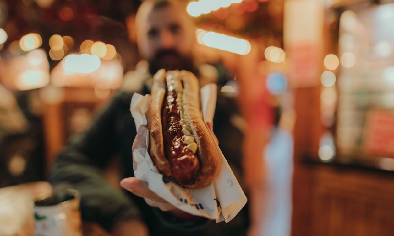 Να πώς φτιάχνεται το hot dog - και είναι πιο αηδιαστικό από ό,τι φαντάζεσαι