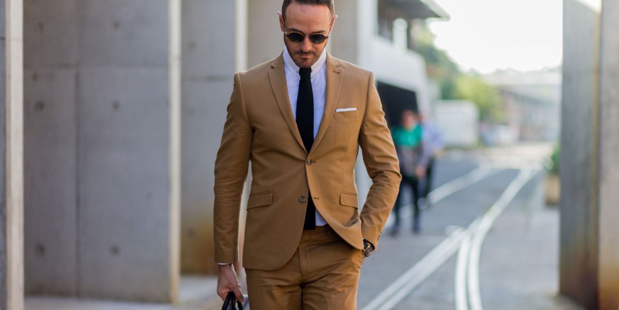 Η διαχρονική αξία της μονόχρωμης γραβάτας