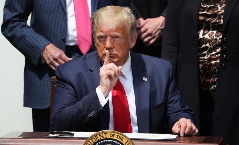 Η δημοτικότητα του Donald Trump καταρρέει