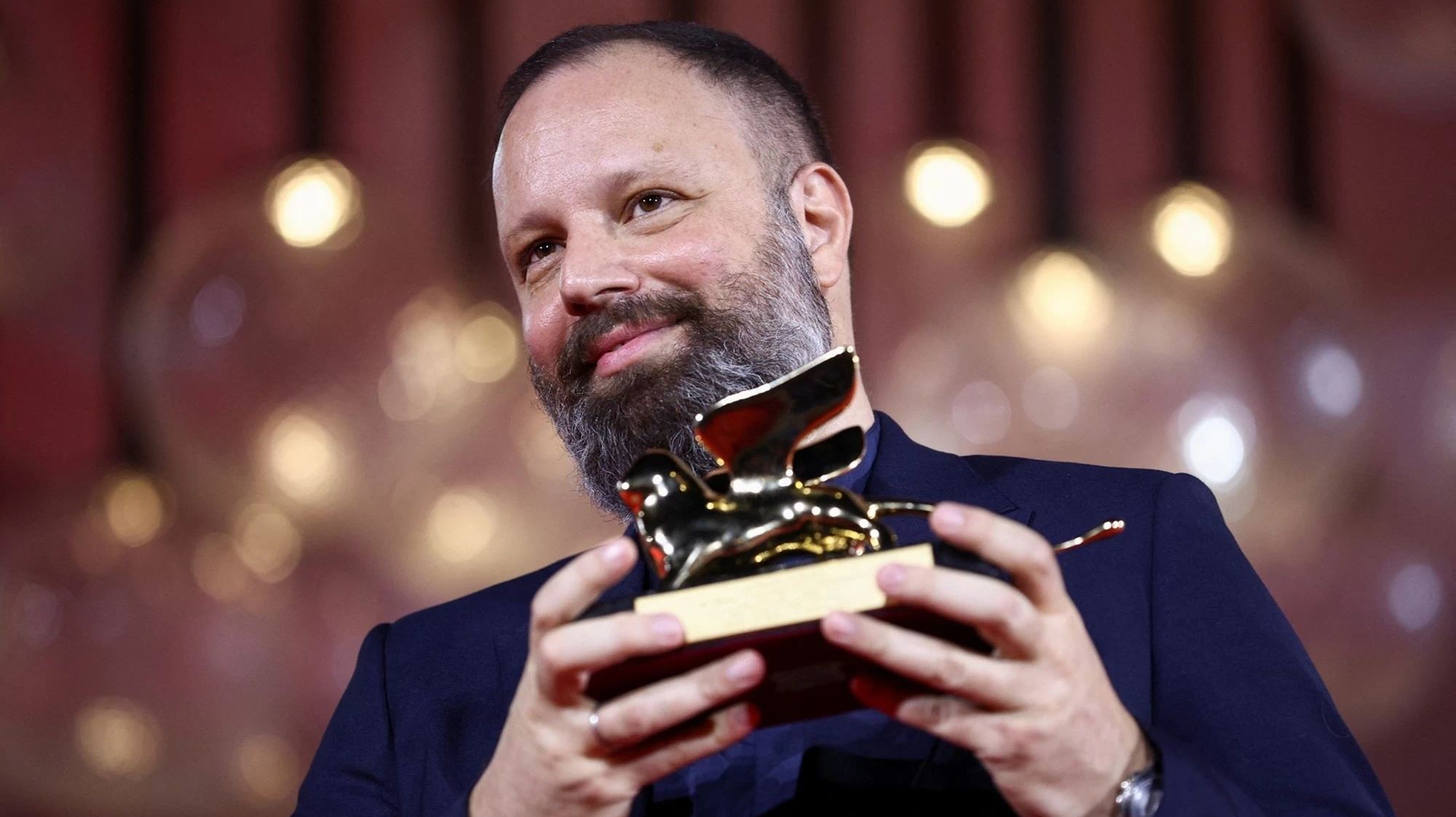 Ο Γιώργος Λάνθιμος βραβεύτηκε με Χρυσό Λέοντα για το 'Poor Things'