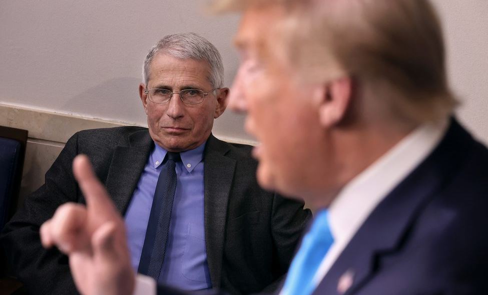 O Dr. Anthony Fauci "αδειάζει" τον Donald Trump