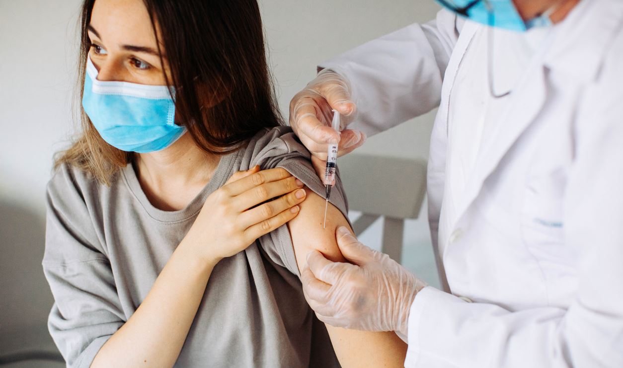 Γιατί οι γυναίκες εμφανίζουν συχνότερα παρενέργειες μετά τον εμβολιασμό για κορονοϊό