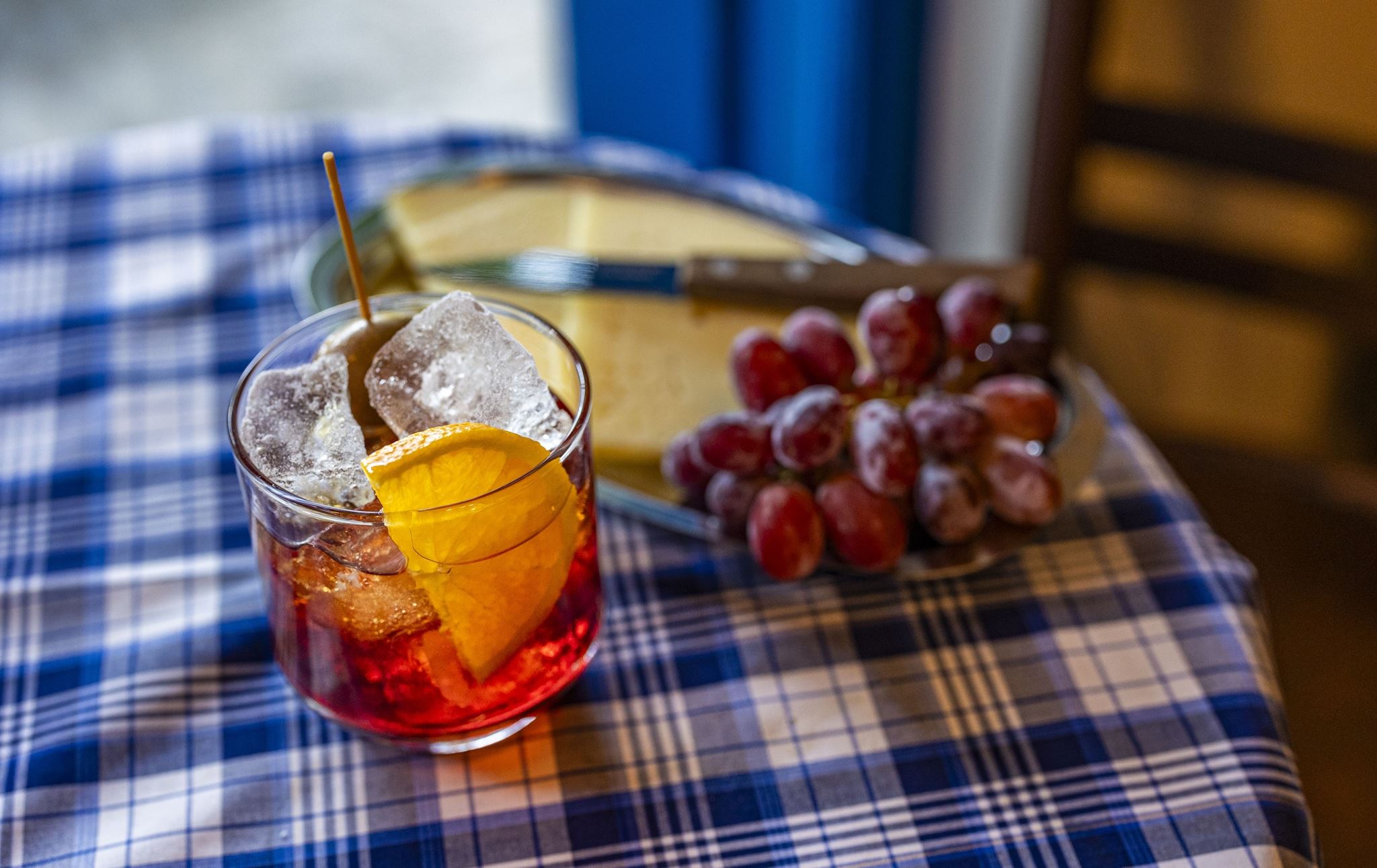 Γιατί ανοίγουν τόσα πολλά wine bars και spritzερίες στην Αθήνα