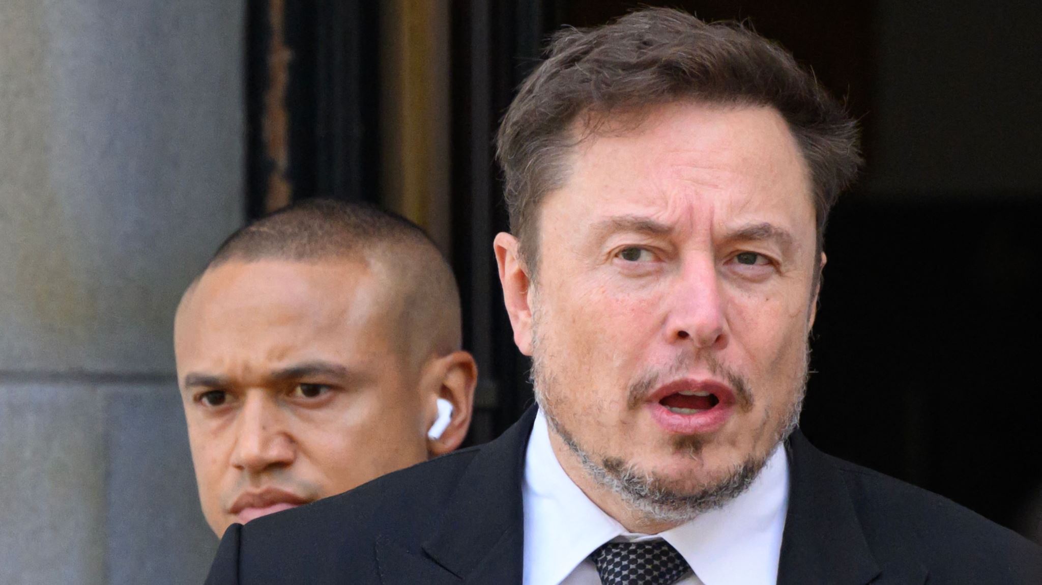 Musk: 'Δεν προσπαθούν καν να δολοφονήσουν τον Biden και την Kamala'