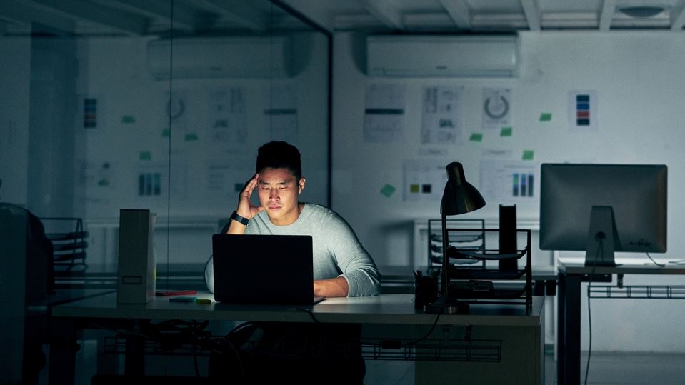 'Κρατήστε το τηλέφωνo ανοιχτό 24 ώρες το 24ωρο': Η κουλτούρα της υπερεργασίας στην Κίνα έχει ξεφύγει