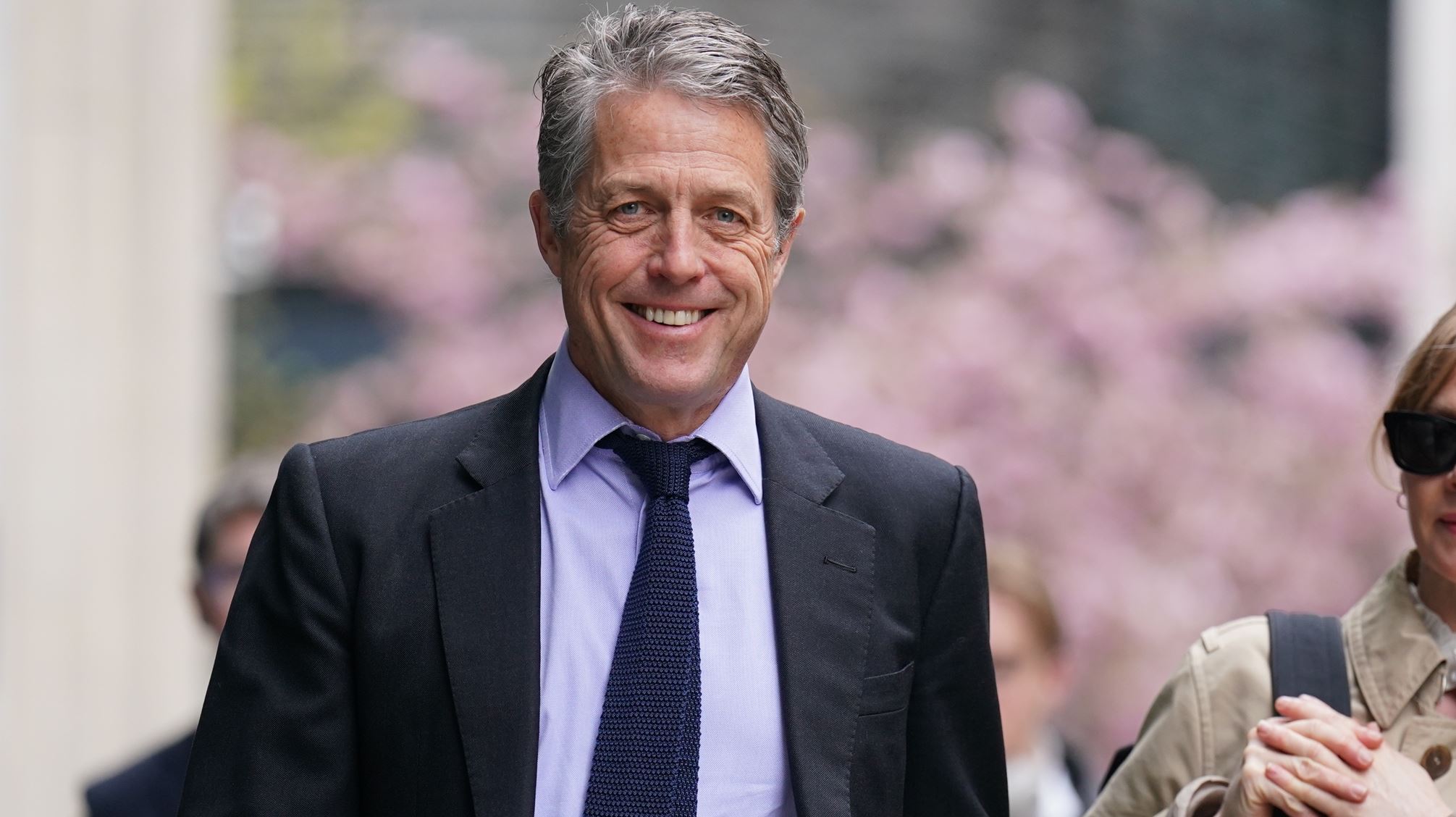 Το δώρο του Hugh Grant σε υδραυλικό